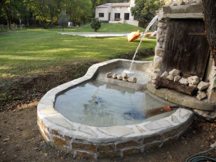 Réalisation d'une fontaine de jardin par le paysagiste de Fuveau.