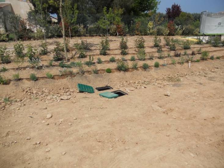 Création d'un massif par l'entreprise Les Jardins de Romain de Fuveau.